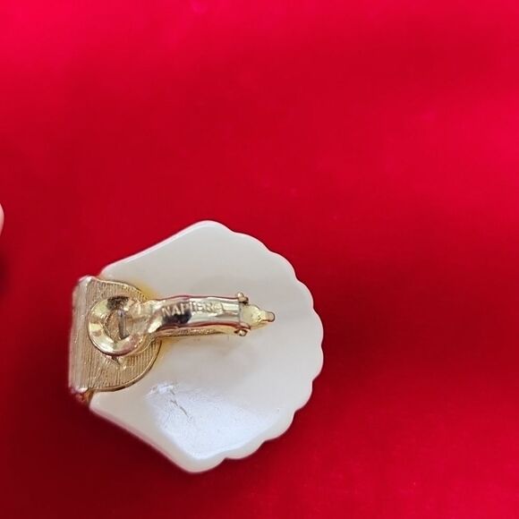 Vintage Signed Napier White and gold Plastic Shell Clip-on Earrings - Picture 3 of 3